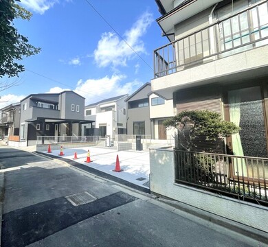 ２号棟：外観前面道路