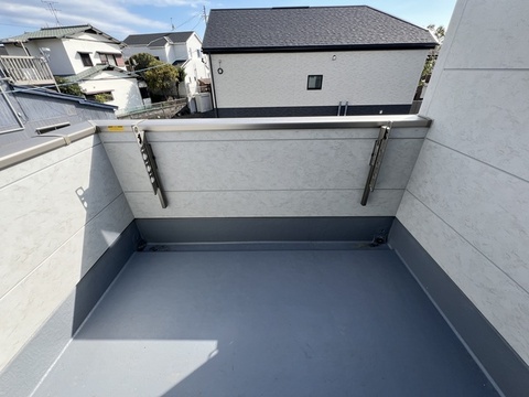 広々としたルーフバルコニー。朝干した洗濯物も急に雨が降っても安心です。（1号棟）