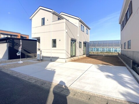 １号棟外観写真。<br>ホワイトをベースとした明るい飽きのこない外観を採用しました。<br>完成しておりますのでいつでもご見学可能です。