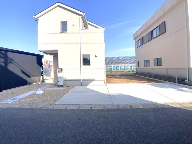 １号棟外観写真。<br>車種により並列３台可能！<br>お庭も広々あります。のスライド画像