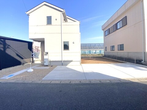 １号棟外観写真。<br>車種により並列３台可能！<br>お庭も広々あります。