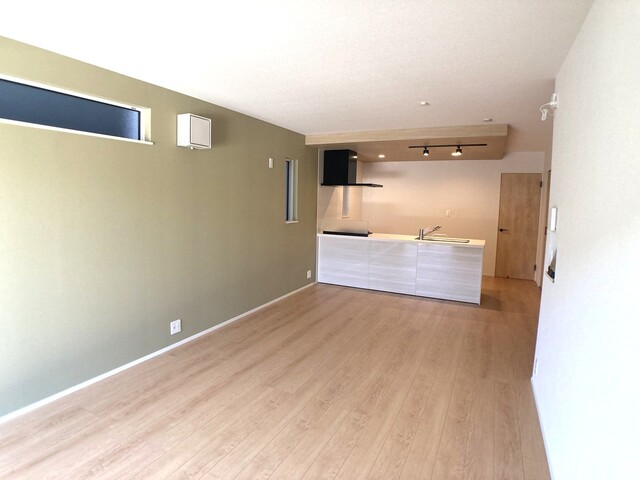 ２号棟　リビング。<br>新採用したペニンシュラキッチンで開放的なリビング空間。<br>内装カラーもナチュラル系を採用し、飽きのこない落ち着いた内装仕様。<br>のスライド画像