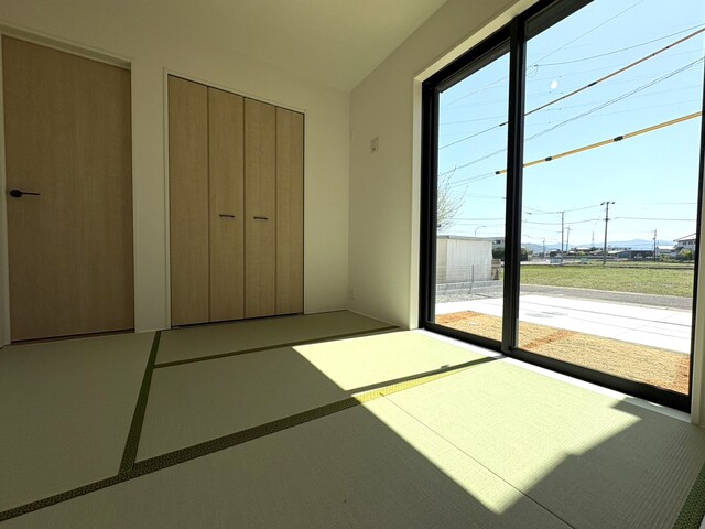 南からの日差しが入り込む和室のスライド画像