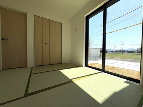 南からの日差しが入り込む和室