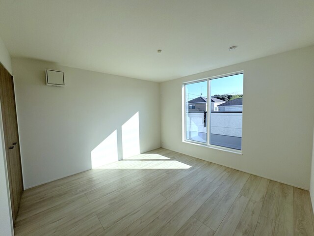 １号棟　洋室<br>バルコニーに面した明るい８帖の洋室のスライド画像