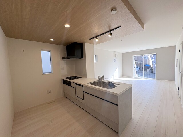 ２号棟　ＬＤＫ<br>南向きの日差しあふれる１７帖ＬＤＫのスライド画像