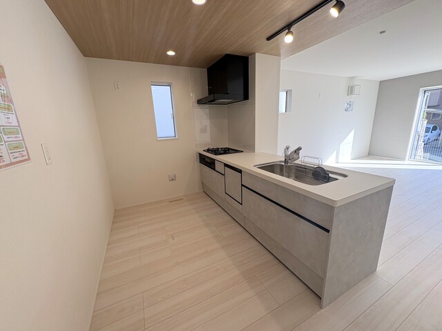 ２号棟　キッチン<br>家族を見守れる人気の対面キッチン<br>家事楽々、食洗器付きのスライド画像