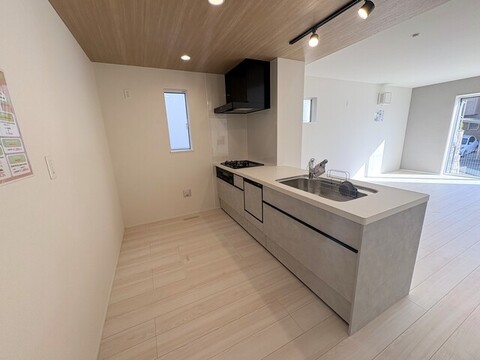 ２号棟　キッチン<br>家族を見守れる人気の対面キッチン<br>家事楽々、食洗器付き