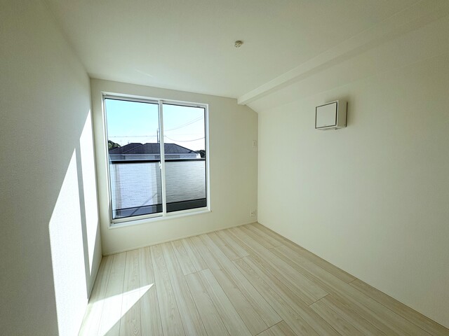 ２号棟　洋室<br>バルコニーに面した明るい洋室のスライド画像