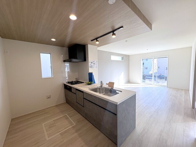 １号棟　キッチン<br>家族を見守れる人気の対面キッチン<br>家事楽々、食洗器付きのスライド画像