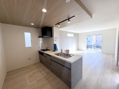 １号棟　キッチン<br>家族を見守れる人気の対面キッチン<br>家事楽々、食洗器付き