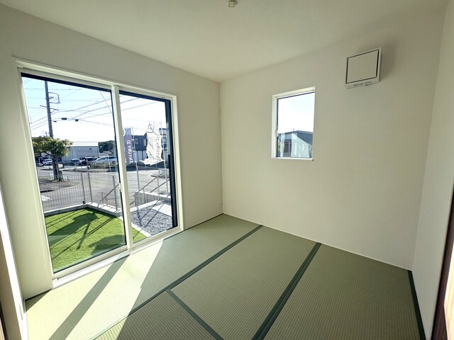 １号棟　和室<br>子どもの遊び場として便利な和室<br>ＬＤＫと一体的に利用可能のスライド画像