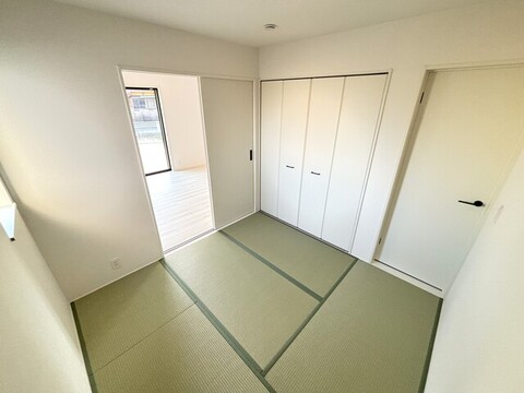 ３号棟　和室<br>子どもの遊び場として便利な和室<br>ＬＤＫと一体的に利用可能