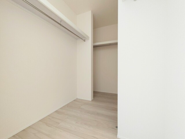大切な洋服にはきちんと収納場所を用意したいのスライド画像