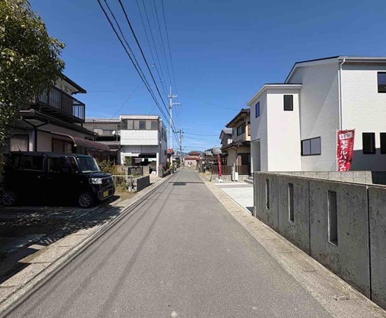 前面接道風景のスライド画像