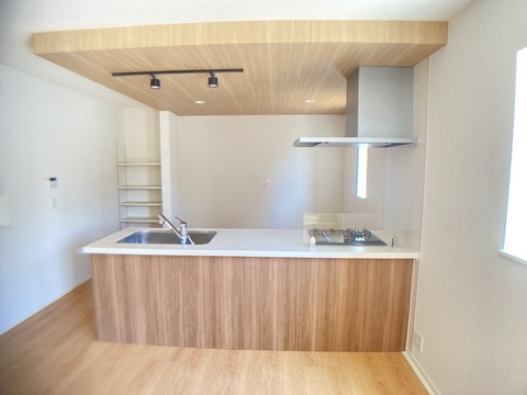 キッチン上部は下がり天井＋アクセントクロスでオシャレに仕上がっています