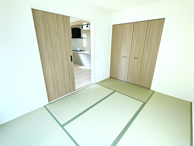 和室<br>子どもの遊び場として便利な和室<br>ＬＤＫと一体的に利用可能のスライド画像