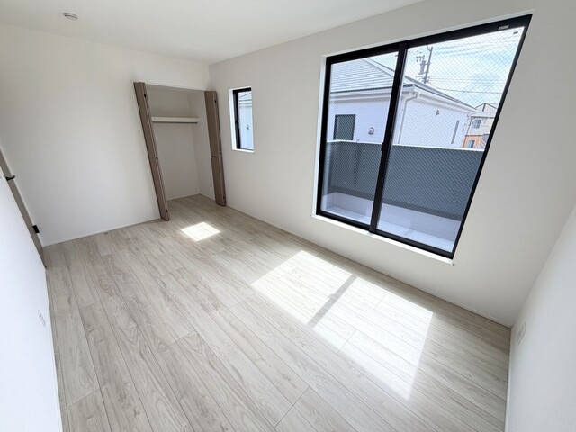 ３号棟　洋室<br>２号棟　洋室<br>バルコニーに面した明るい７.５帖の洋室のスライド画像