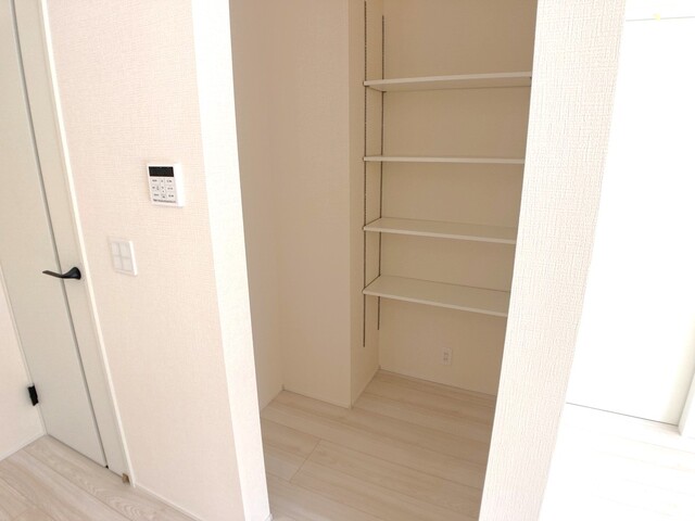１号棟パントリー。<br>キッチン横に嬉しいパントリー収納あり。<br>収納充実です。のスライド画像
