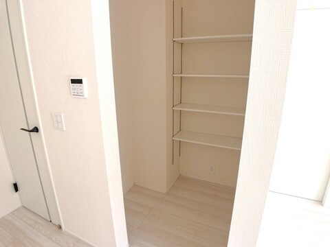 １号棟パントリー。<br>キッチン横に嬉しいパントリー収納あり。<br>収納充実です。