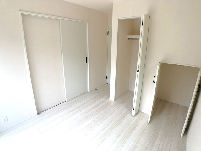 １号棟居室。<br>リビング横に独立した洋室あり。のスライド画像