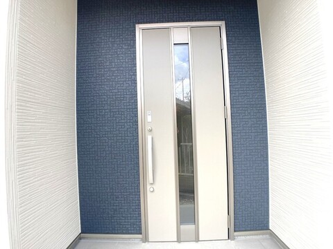 １号棟玄関。<br>サムターンキー防犯錠を採用。