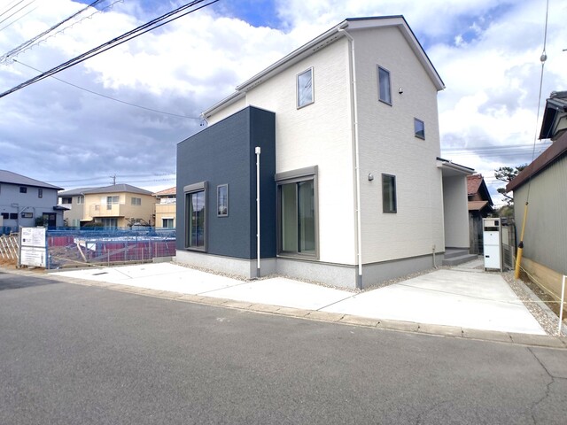 １号棟前面道路。<br>前面道路も広く、日当たりも良好ですのスライド画像