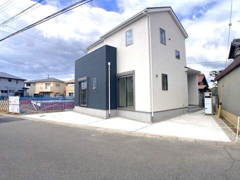 １号棟前面道路。<br>前面道路も広く、日当たりも良好です