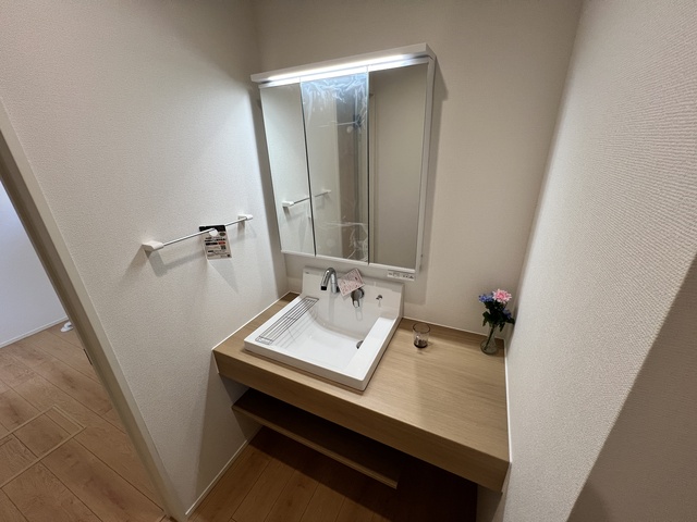 洗面所が独立しているのでとても便利です。三面鏡の裏には便利な収納があります。のスライド画像