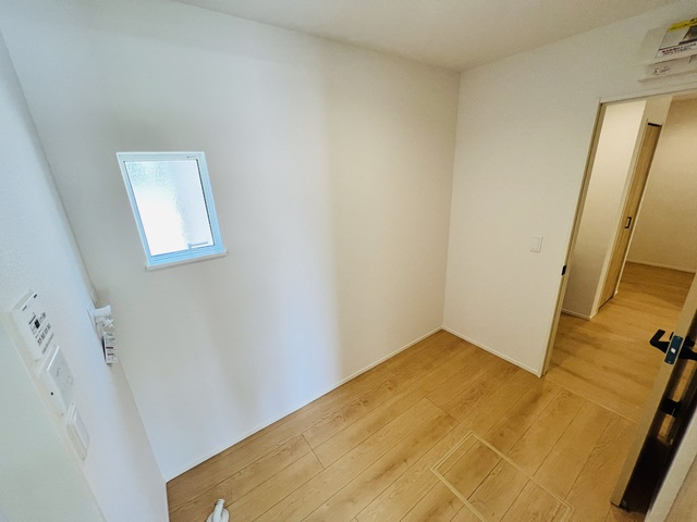 洗面所が独立しているのが魅力です。洗濯機を置いても余裕があります。のスライド画像