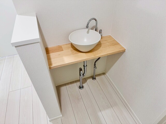 【2階カウンター手洗い】<br>1階に降りる手間をカット。暮らしの質が変わる、2階のセカンド洗面のスライド画像
