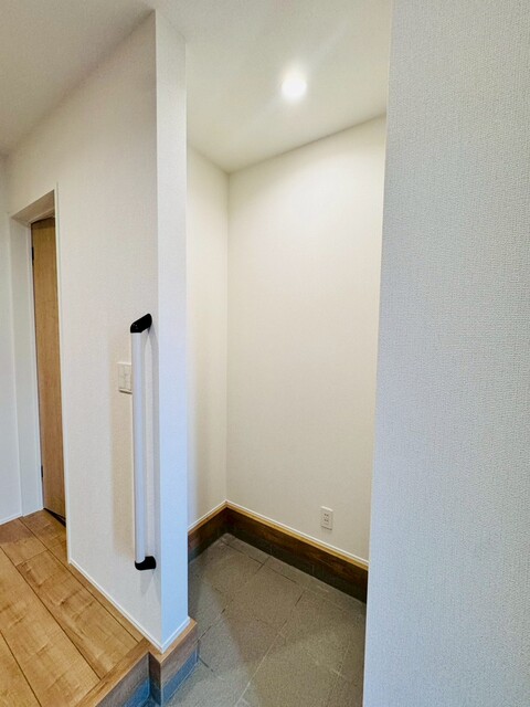 【3号棟】<br>玄関横にシューズインクローク付き！ベビーカーやアウトドアグッズも収納できます。のスライド画像