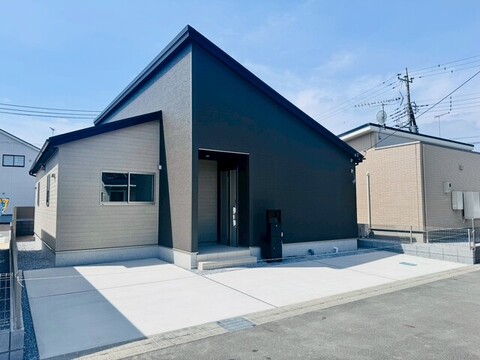 【2号棟】<br>カースペース2台分、宅配ボックスあり