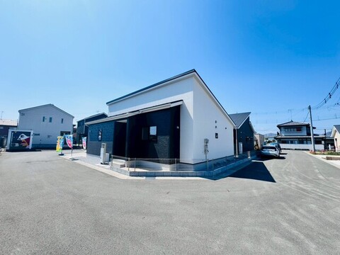 【4号棟】<br>カースペース3台分（車種による）、宅配ボックスあり