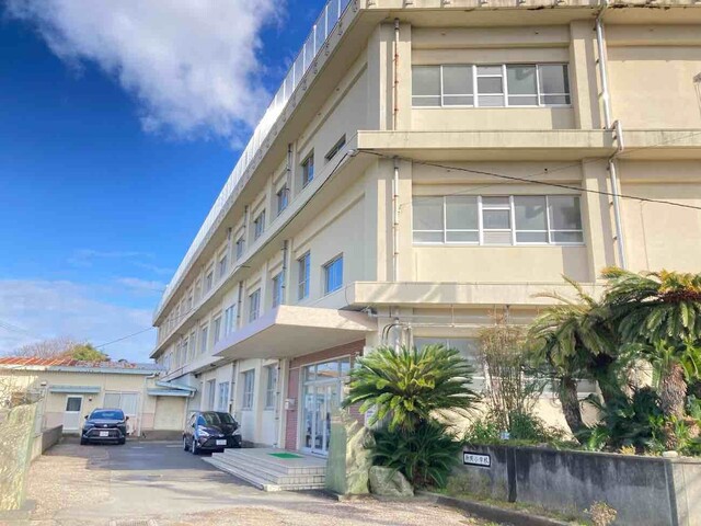 2027年4月小松島市内小学校４校が統合予定！！<br>児童550名ほどの小学校へ生まれ変わります。<br>敷地内に新校舎が建設中で、2027年12月完成予定！！のスライド画像
