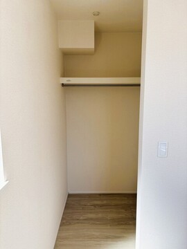 １号棟　洋室　何かと頭を使う洋服の収納もクローゼットは強い味方