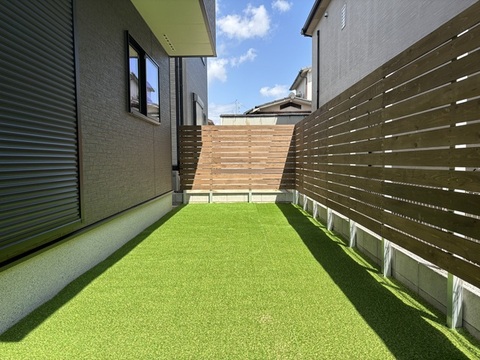 １号棟　庭　きれいなグリーンでおしゃれ(人工芝)