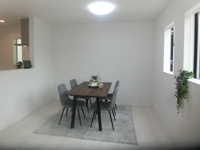 ２号棟　ダイニングリビング<br>お持ちの家具の配置を考えると洋室のお部屋が暮らしやすいという方にのスライド画像