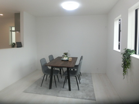 ２号棟　ダイニングリビング<br>お持ちの家具の配置を考えると洋室のお部屋が暮らしやすいという方に