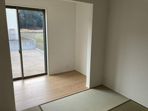 お庭を望む広縁があります