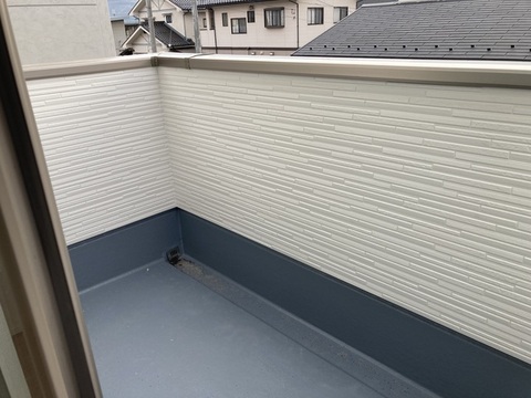 広いバルコニーでお布団なども干せます