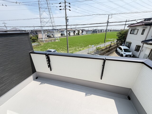 洗濯物がたっぷり干せるバルコニーのスライド画像