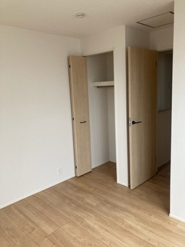 【２号棟】３F洋室。5.95帖のクローゼット付きのお部屋です