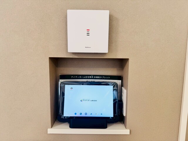 【IDリンク】<br>付属のタブレットやスマホアプリからインターフォンや家電の操作が可能。安心をサポートする機能も充実しています。のスライド画像
