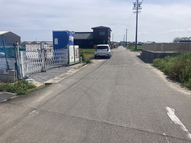 前面道路写真です。<br>道路幅も広く、駐車しやすいです。のスライド画像