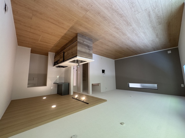 モダンなアクセントクロス採用で壁も一つのインテリアのスライド画像