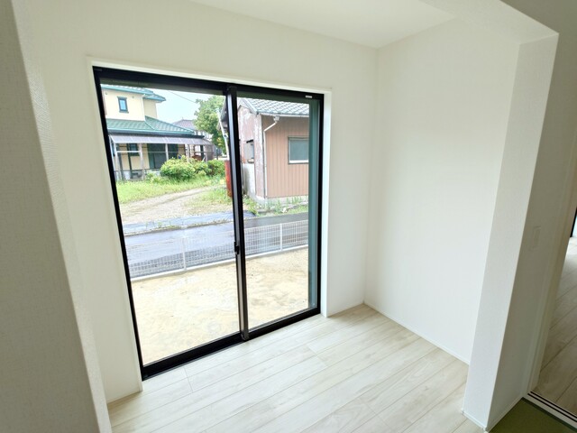 和室の窓際には日当たりのいい広縁あり♪のスライド画像