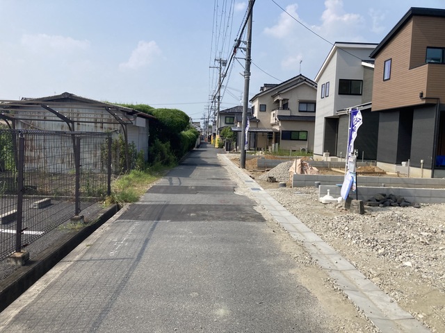 【前面道路含む現地写真】のスライド画像