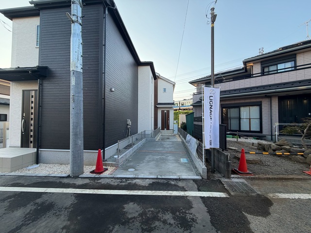 １号棟（奥）前面道路を含む現地写真のスライド画像