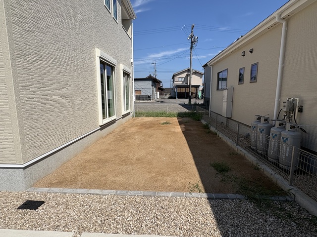 １号棟　憧れの庭付き物件。どう活かすかはあなた次第！のスライド画像